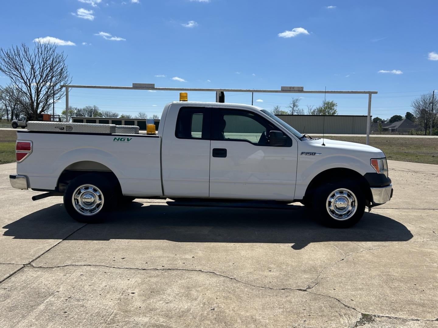 2014 White /Gray Ford F-150 (1FTEX1CMXEK) with an 3.7L V6 DOHC 24V engine, 6-Speed Automatic transmission, located at 17760 Hwy 62, Morris, OK, 74445, (918) 733-4887, 35.609104, -95.877060 - Photo#1